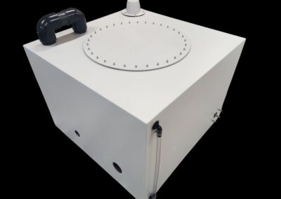 Weißer wassertank für feuerwehrfahrzeuge mit einem fassungsvermögen von 1000 litern.