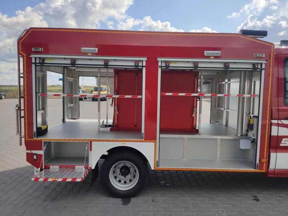 Feuerwehrwagen mit 1000 liter tank und integriertem 100 liter schaumtank