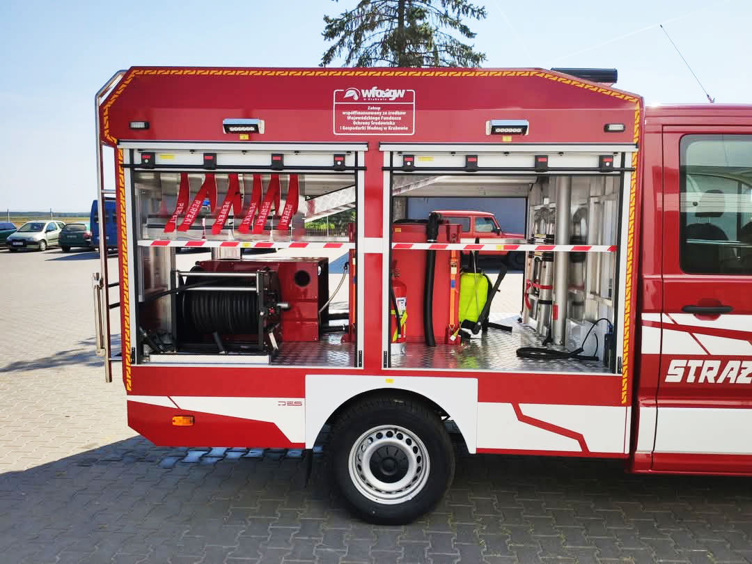 Feuerwehrwagen-mit-300-liter-tank-und-mit-integriertem-30-liter-schaumtank Feuerwehrwagen mit 300 liter tank und mit integriertem 30 liter schaumtank